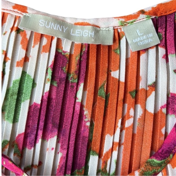 Like New Sunny Leigh Pleated Bell Sleeve Top Floral Size Large - Picture 4 of 9